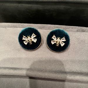 Statement bees round ear stud
